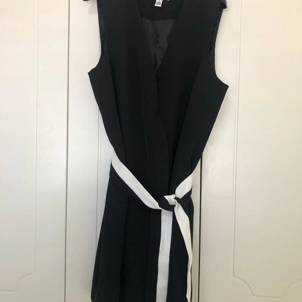 NWOT Calvin Klein Black Sleeveless Dress. Sz 8. Never used. B/W removable belt - Picture 1 of 4